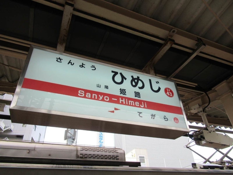 アーティストがカラフルな折り紙で街を飾る