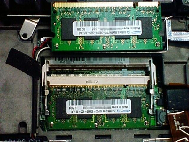 移植元 PC から PC2-5300 512MB を取り出し。 移植元 PC から PC2-5300 512MB を取り出し。