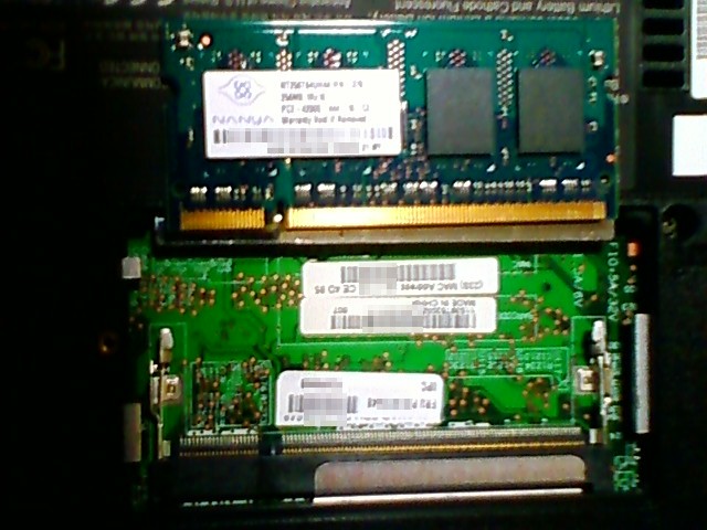 移植先 PC にてスロットを空ける為に PC2-4200 256MB を取り出し。 移植先 PC にてスロットを空ける為に PC2-4200 256MB を取り出し。