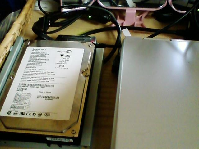 HDD を別マシンに繋いでデータの救出中の図。 HDD を別マシンに繋いでデータの救出中の図。