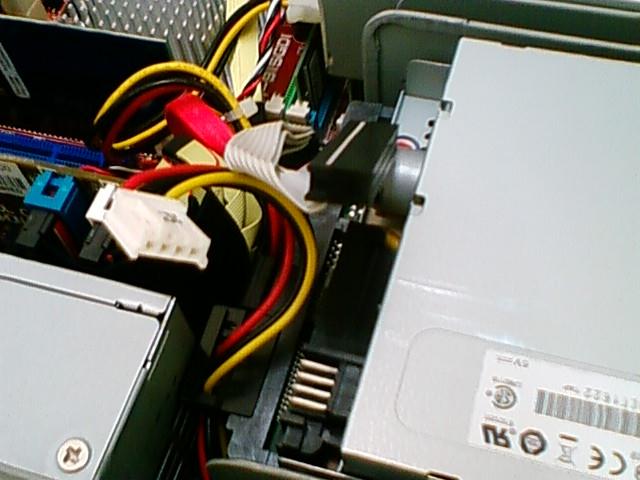 例によって、筐体をバラして HDD を引っこ抜くの図。(その２)