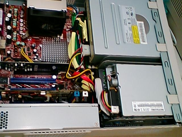 例によって、筐体をバラして HDD を引っこ抜くの図。