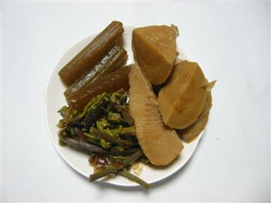 タケノコとワラビとフキの煮付け。