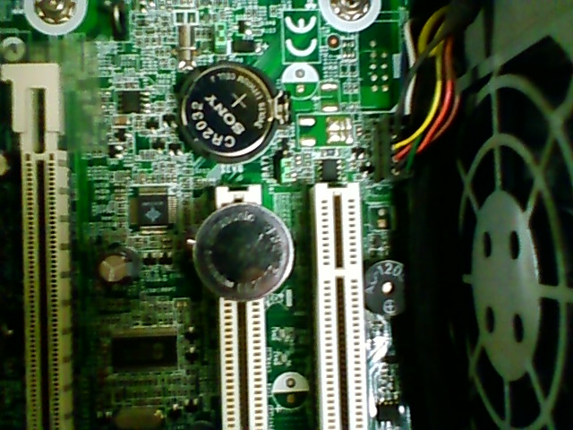 CR2032 ボタン電池を交換するの図。