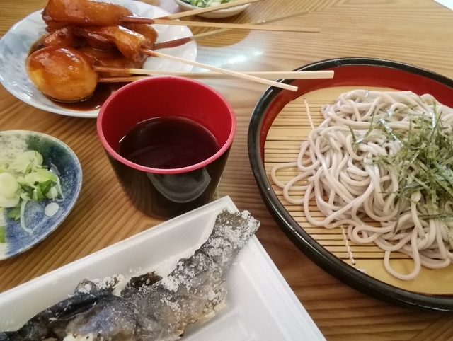 f:id:TsuSUZUKI:20190412085912j:plain 昼食にイワナ塩焼きとざる蕎麦など