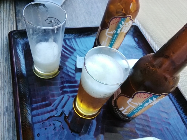 谷風に吹かれながら滝ビール
