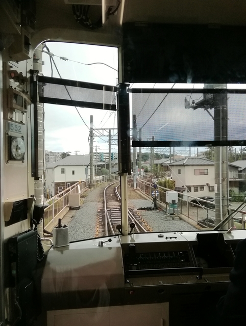 藤沢駅にて江ノ電 1000形から前方を望む