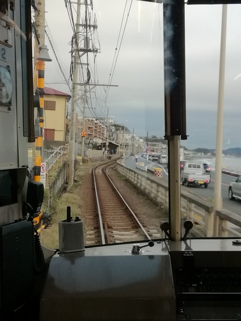 鎌倉高校前駅の手前で海岸線が見える