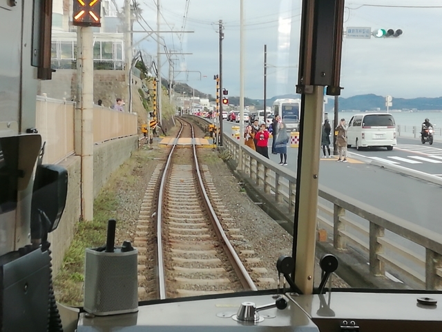 七里ヶ浜駅手前(藤沢側)の有名な信号機と踏切