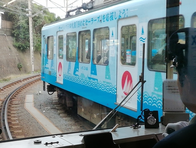 対向電車の最後尾(鎌倉側)がラッピング車両