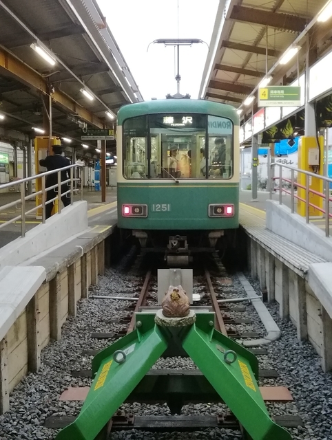 今江ノ電鎌倉駅にて正面から見た1000系