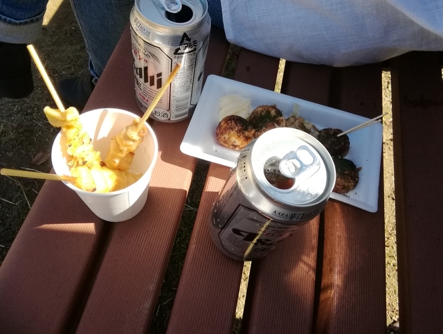 学祭のタコ焼きと缶ビール