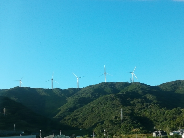 くろしおの車窓から見た風力発電所 