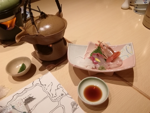 f:id:TsuSUZUKI:20191112054659j:image 向こう付け(刺し身)3種盛りと土瓶蒸し