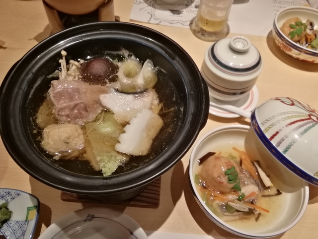 f:id:TsuSUZUKI:20191112054715j:image 焜炉(山海鍋-梅豚、梅鶏団子、烏賊、間八)と煮物(イサキ五目あんかけ)