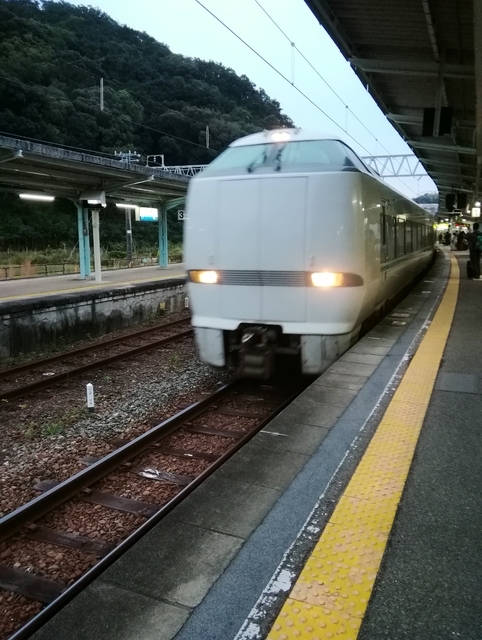 f:id:TsuSUZUKI:20191112060028j:image 帰りの特急くろしお 入線