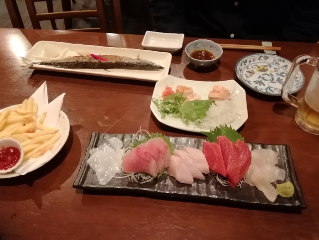 f:id:TsuSUZUKI:20191112081134j:image 焼きサンマ、アン肝、刺し盛り(ヤリイカ、キハダ、鰆、マグロ、鯛)