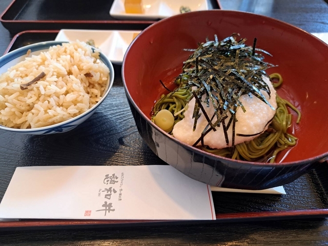 平等院参道で昼食の茶蕎麦セット 2023 