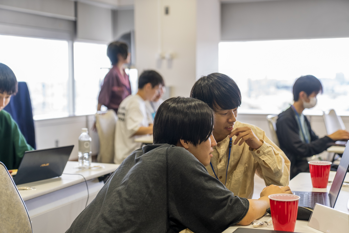 学生二人が議論している写真