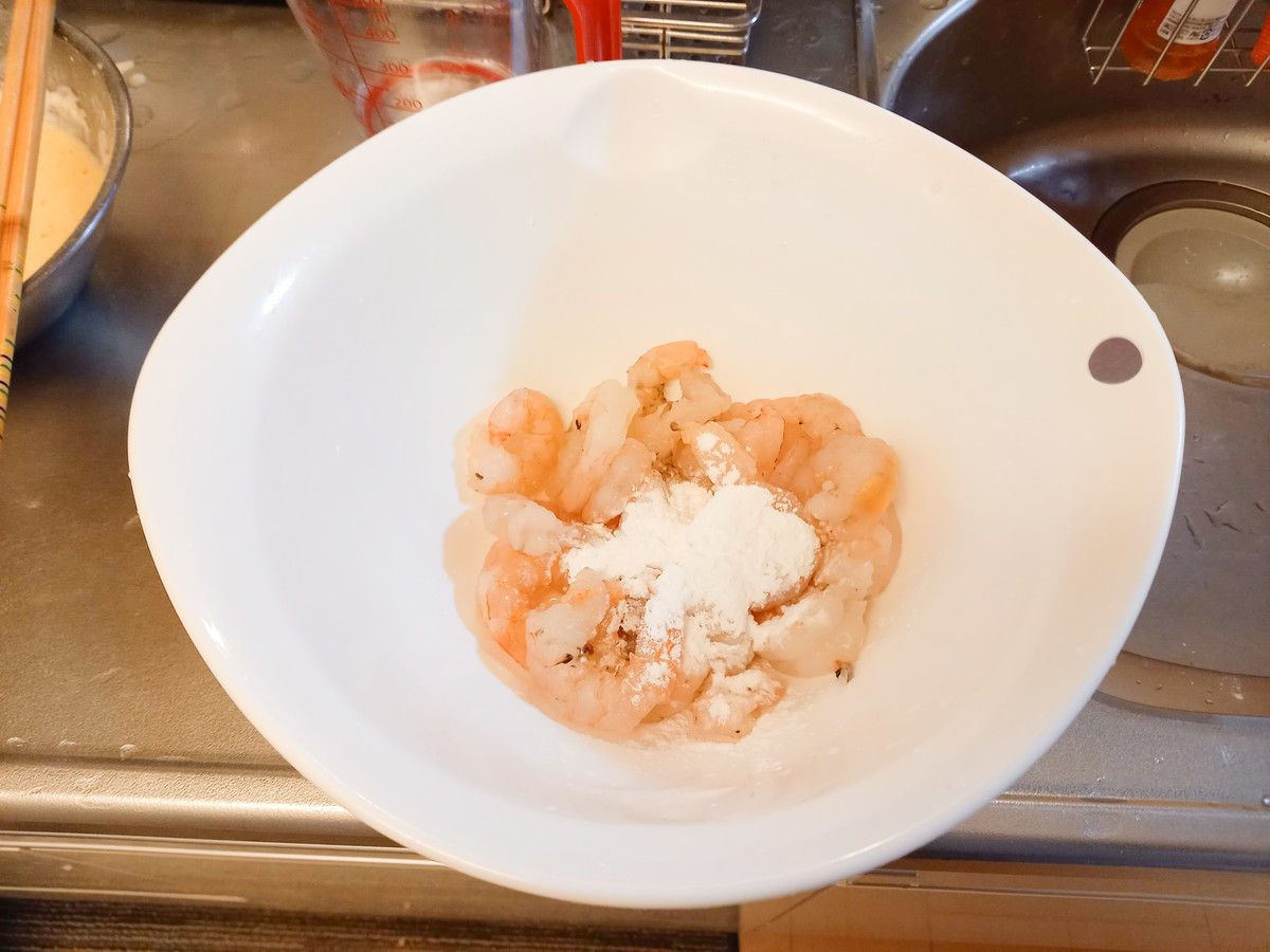 むきえびを片栗粉で洗う