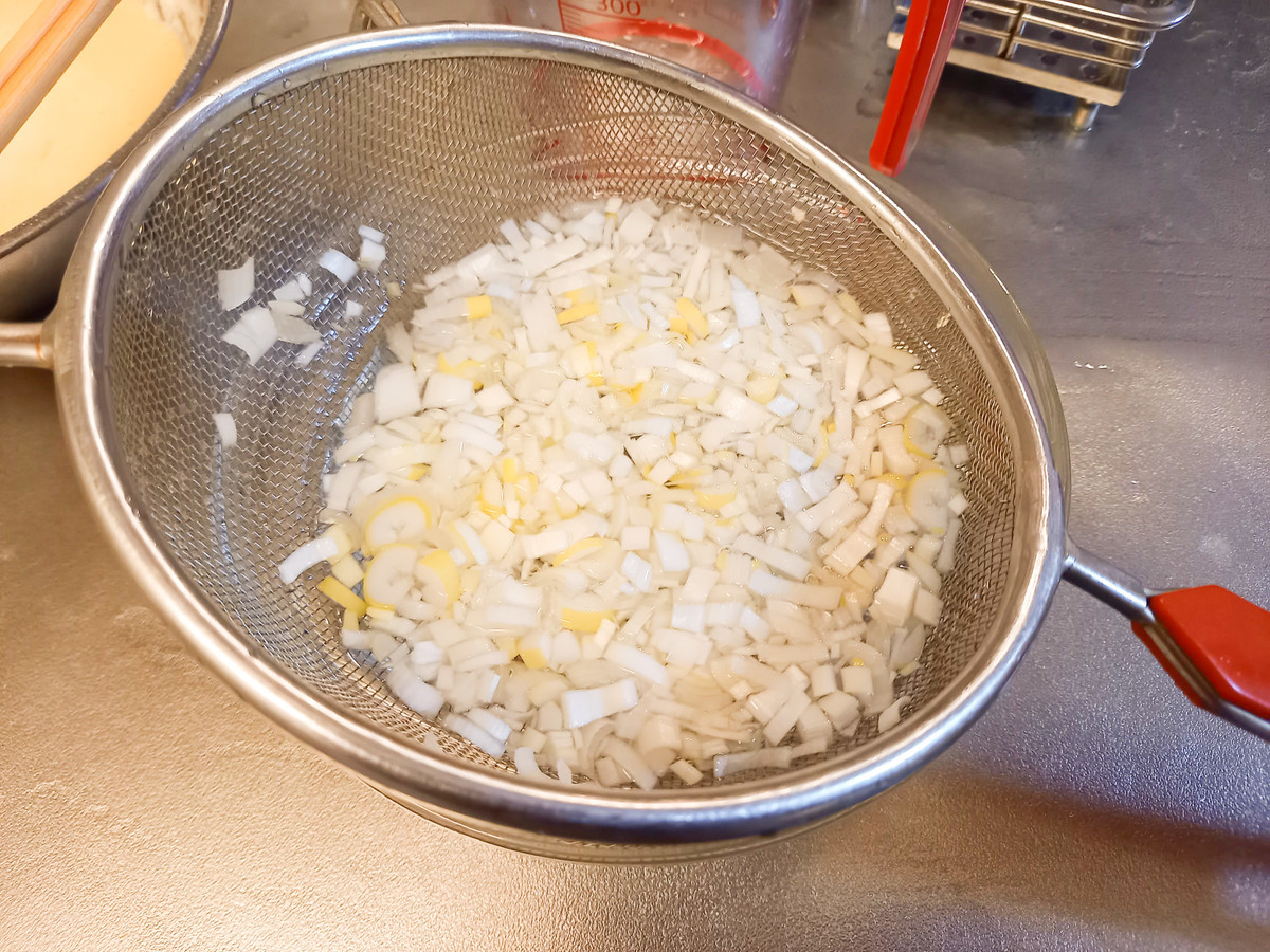 刻んだ白ネギは水にさらしておく