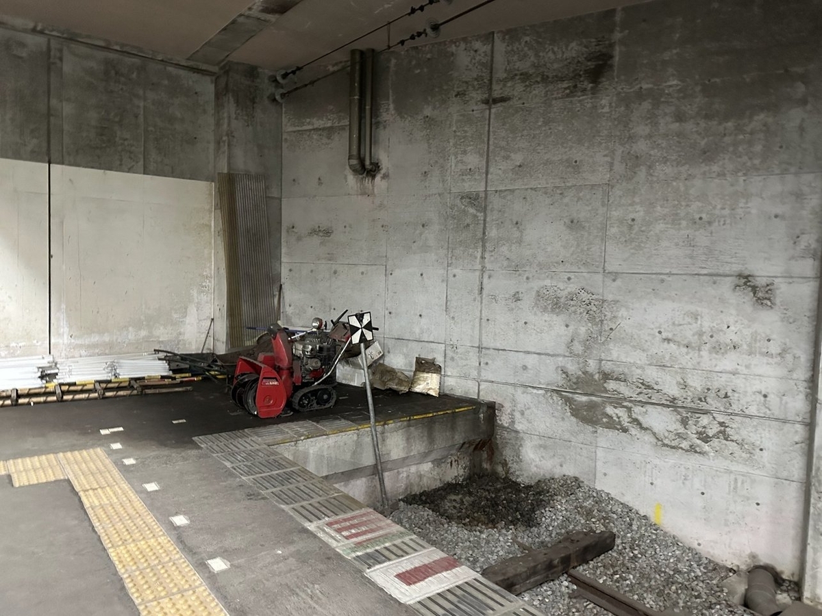 線路が途切れて線路のあった部分にプラットホームが入り込んでいる。入り込んだ部分に機械などが置かれ、進入禁止?のポールが立てられている。