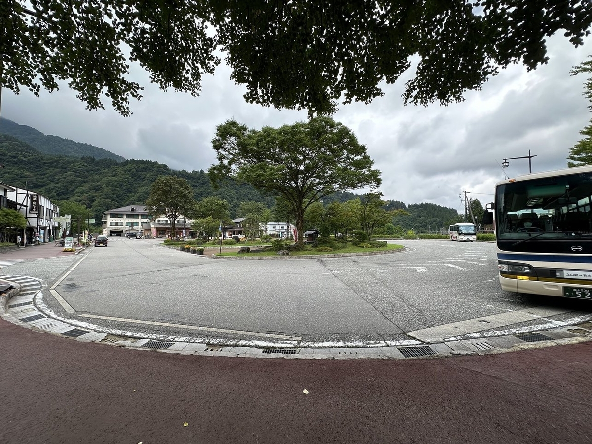 駅を背に駅前のターミナルを撮影。観光バスが2台停まっている