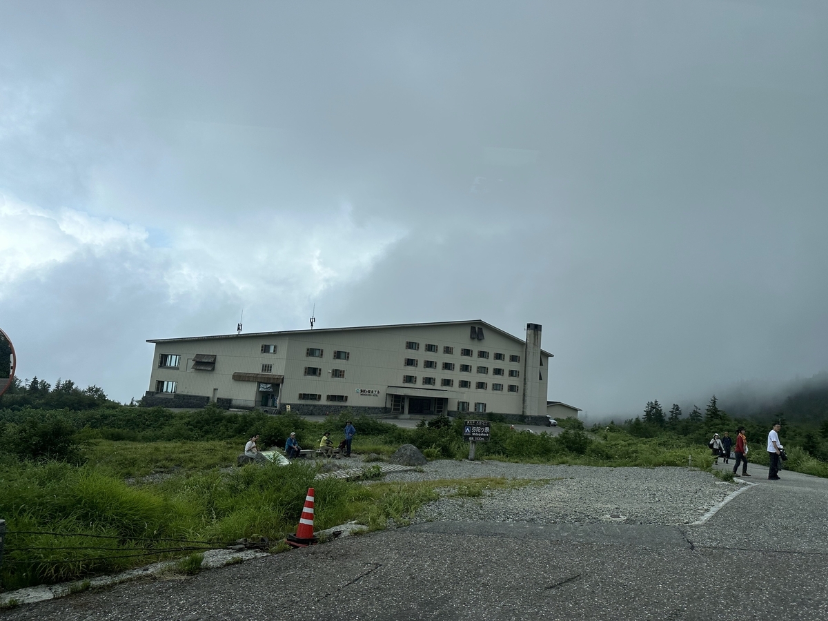 中央大きな建物の手前に「弥陀ヶ原 標高1930m」と書かれた看板