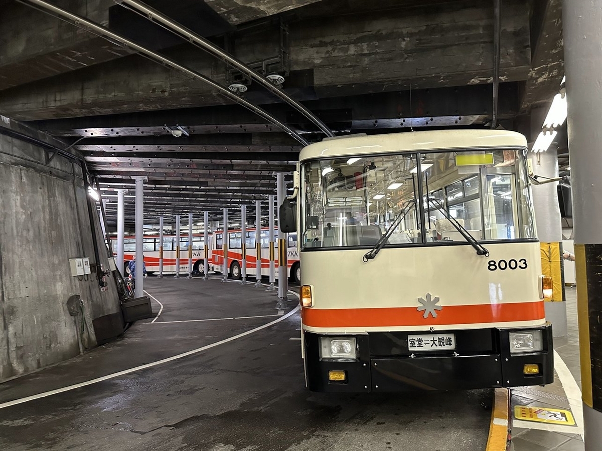 カーブの途中に停留所があり、そこにトロリーバスが3台停まっている