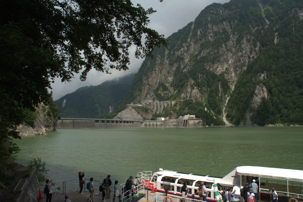 右手前に船がある。