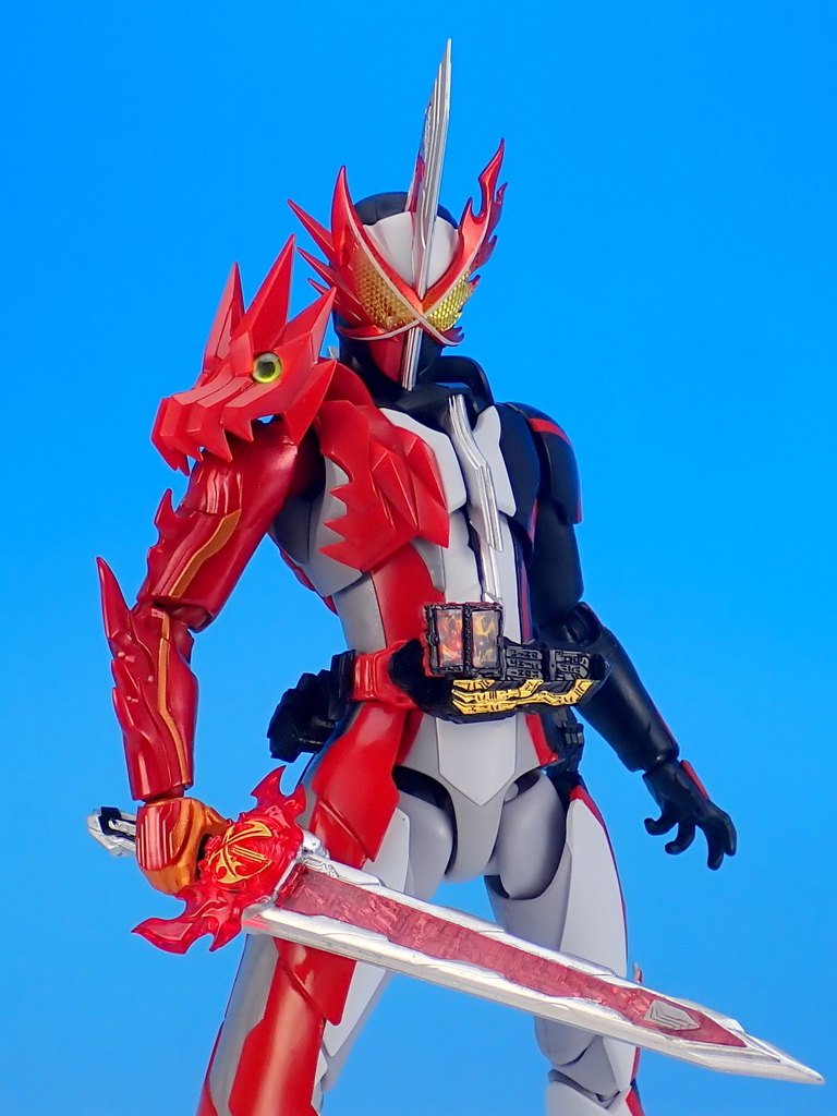 BANDAI - Ｓ．Ｈ．Ｆｉｇｕａｒｔｓ　仮面ライダーセイバー　ブレイブドラゴン S.H.Figuarts 仮面ライダーセイバー ブレイブドラゴン | 魂ウェブ