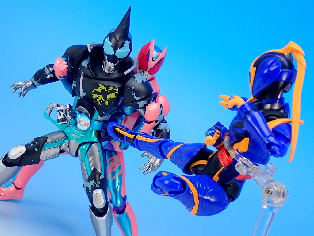 S.H.Figuarts 仮面ライダージャンヌ コブラゲノム＆ラブコフ