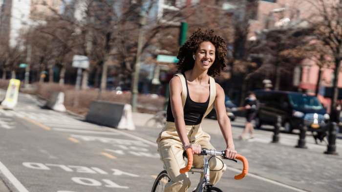 自転車に乗っている女性