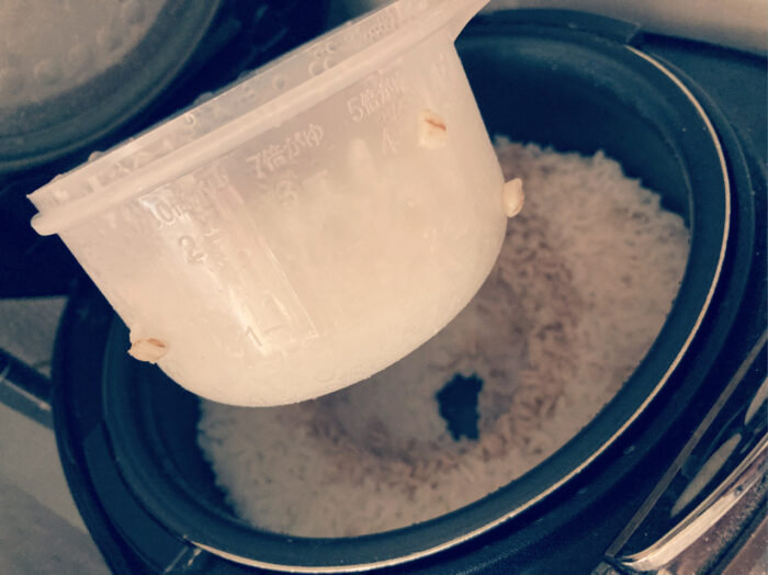 ダイソーおこめカップご飯つきにくい画