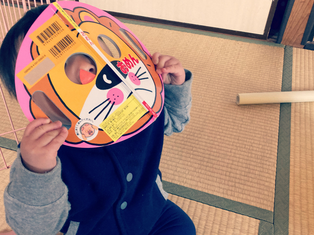 絵本おめんで遊ぶ一歳