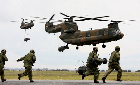 陸上自衛隊の大型輸送ヘリコプターCH-47J / JA - 千葉県袖ケ浦市