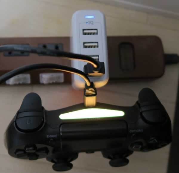 PS4のコントローラーをコンセントから充電する方法 Zバッファ PS4のコントローラーをコンセントから充電する方法 Zバッファ