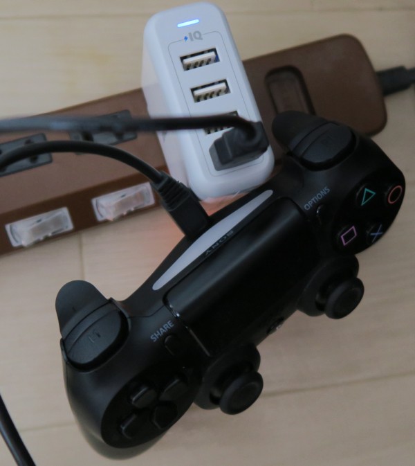 PS4のコントローラーをコンセントから充電する方法 Zバッファ PS4のコントローラーをコンセントから充電する方法 Zバッファ