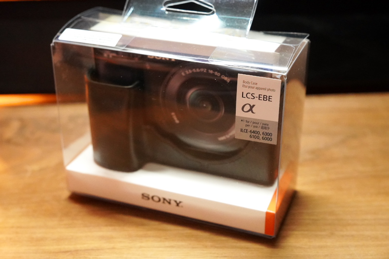 SONY のミラーレス一眼カメラ α6400 に純正ボディーケース（LCS