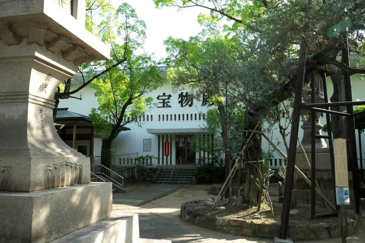 湊川神社-宝物殿＆オリーブ樹