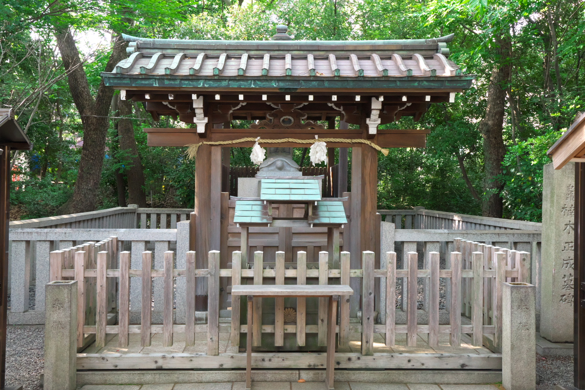 湊川神社-楠木正成墓碑