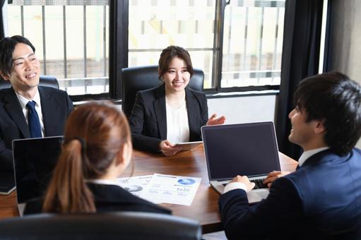 笑顔で会議をする人たち