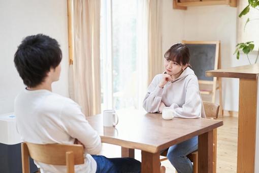 男性と女性で会話が噛み合わない写真