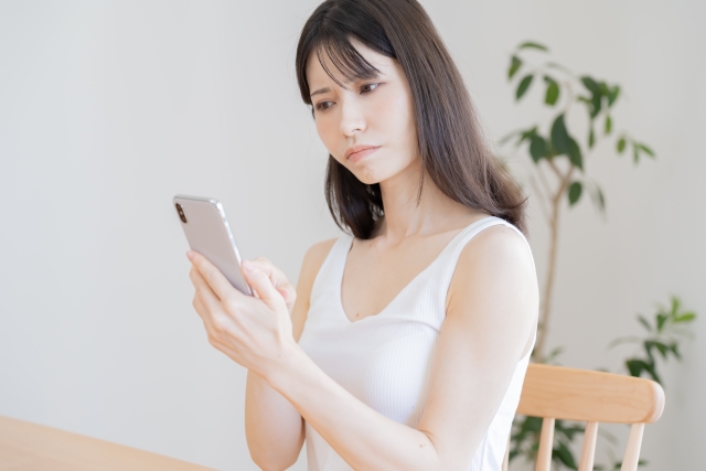 SNSに依存する人の特徴、SNSに依存する原因、SNS依存を克服する方法、SNSに依存する人への接し方について解説