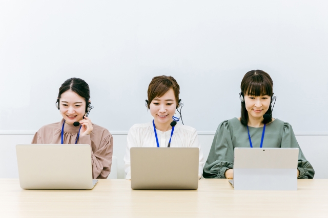 テレアポする女性
