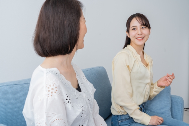 楽しく会話をする女性