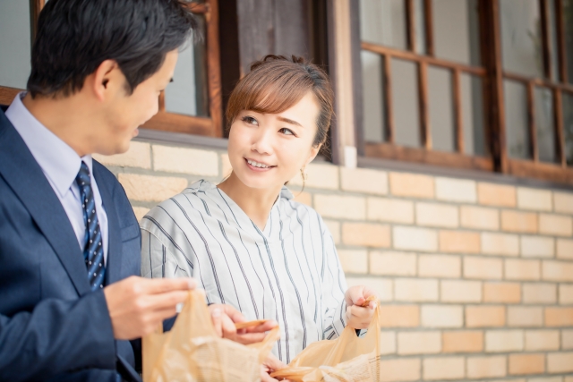 不幸自慢する男性と話を聞かされる女性