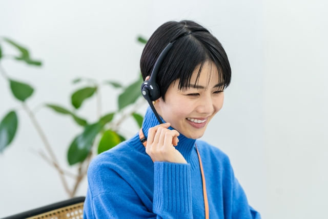 テレアポする女性