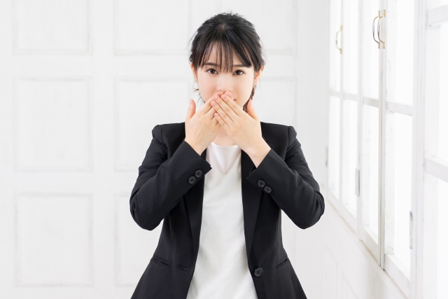 嘘をつく女性