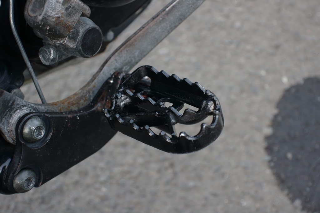 TW200のワイドステップを特注で作ってもらった - 鈍速巡航